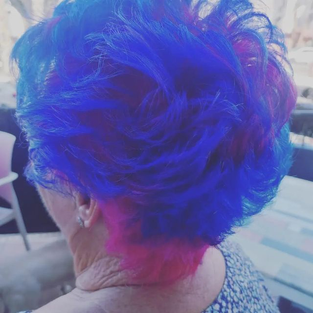 cabello de mujer color azul con fucsia